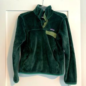 Patagonia pullover size small. Good condition.